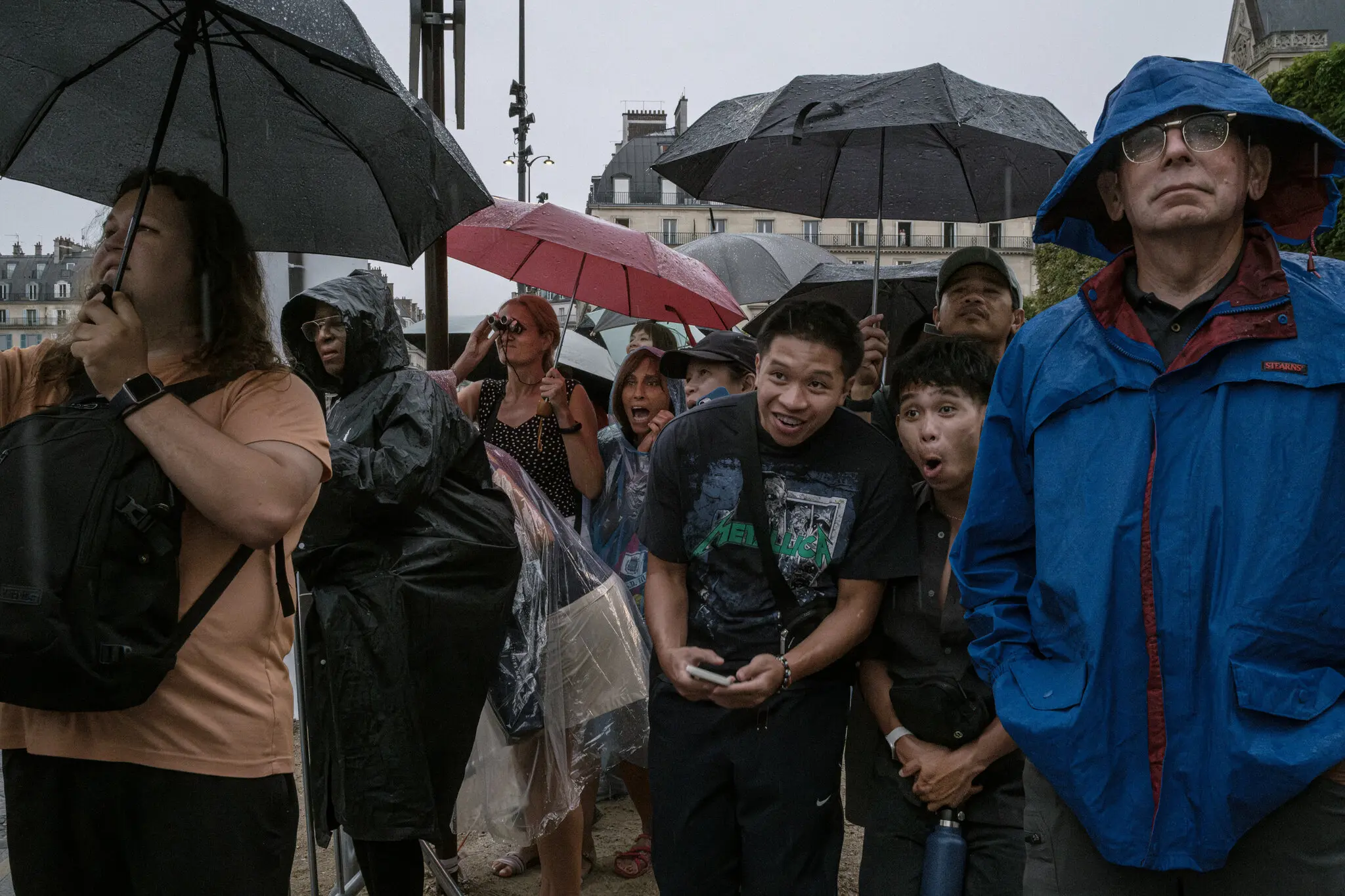 Глядачі, у яких не вистачало квитків, намагалися поглянути на Парад націй з паризьких вулиць.